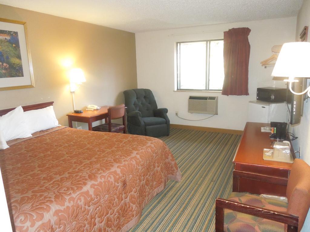 Super 8 By Wyndham Waldorf Motel Exterior foto