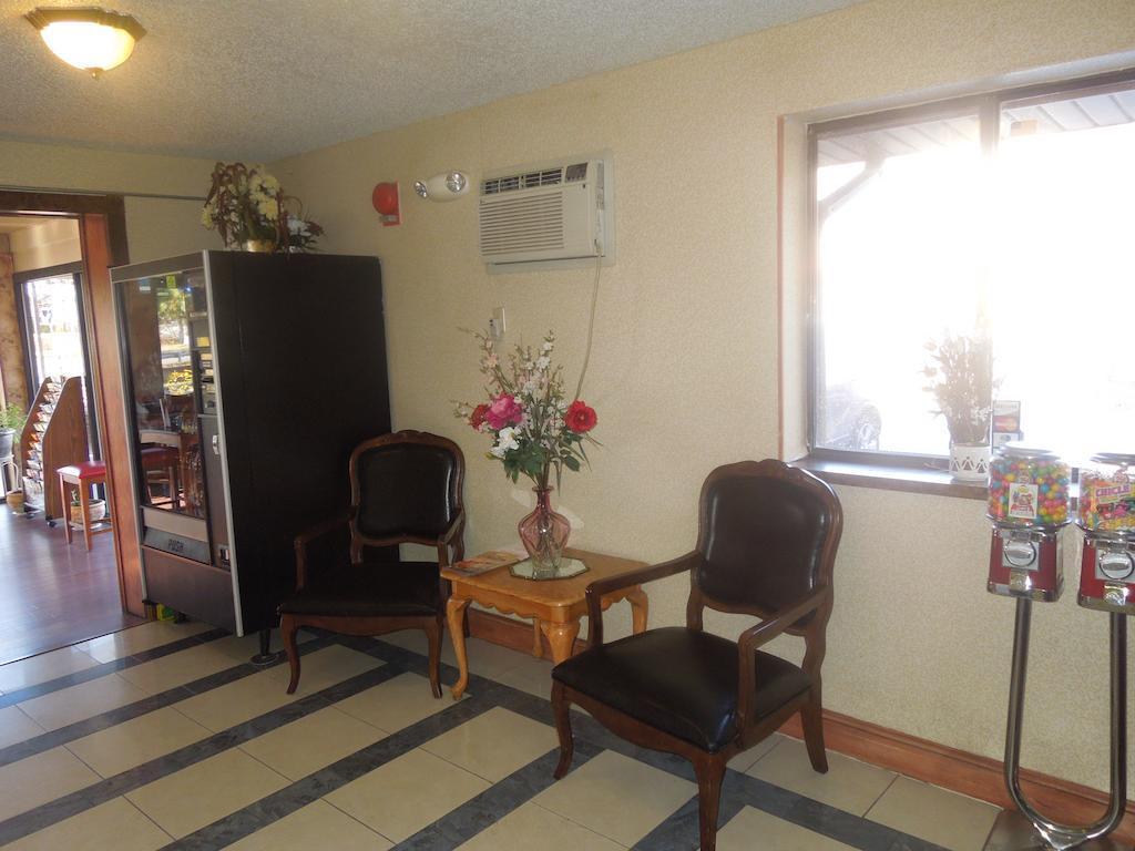 Super 8 By Wyndham Waldorf Motel Exterior foto