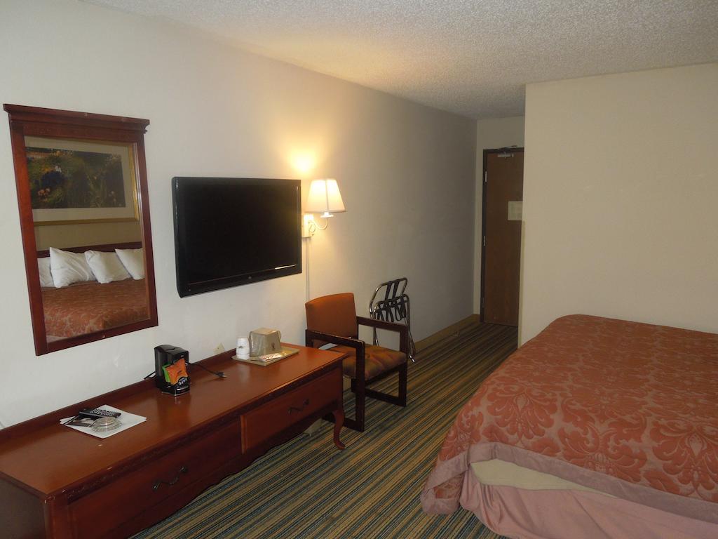 Super 8 By Wyndham Waldorf Motel Exterior foto