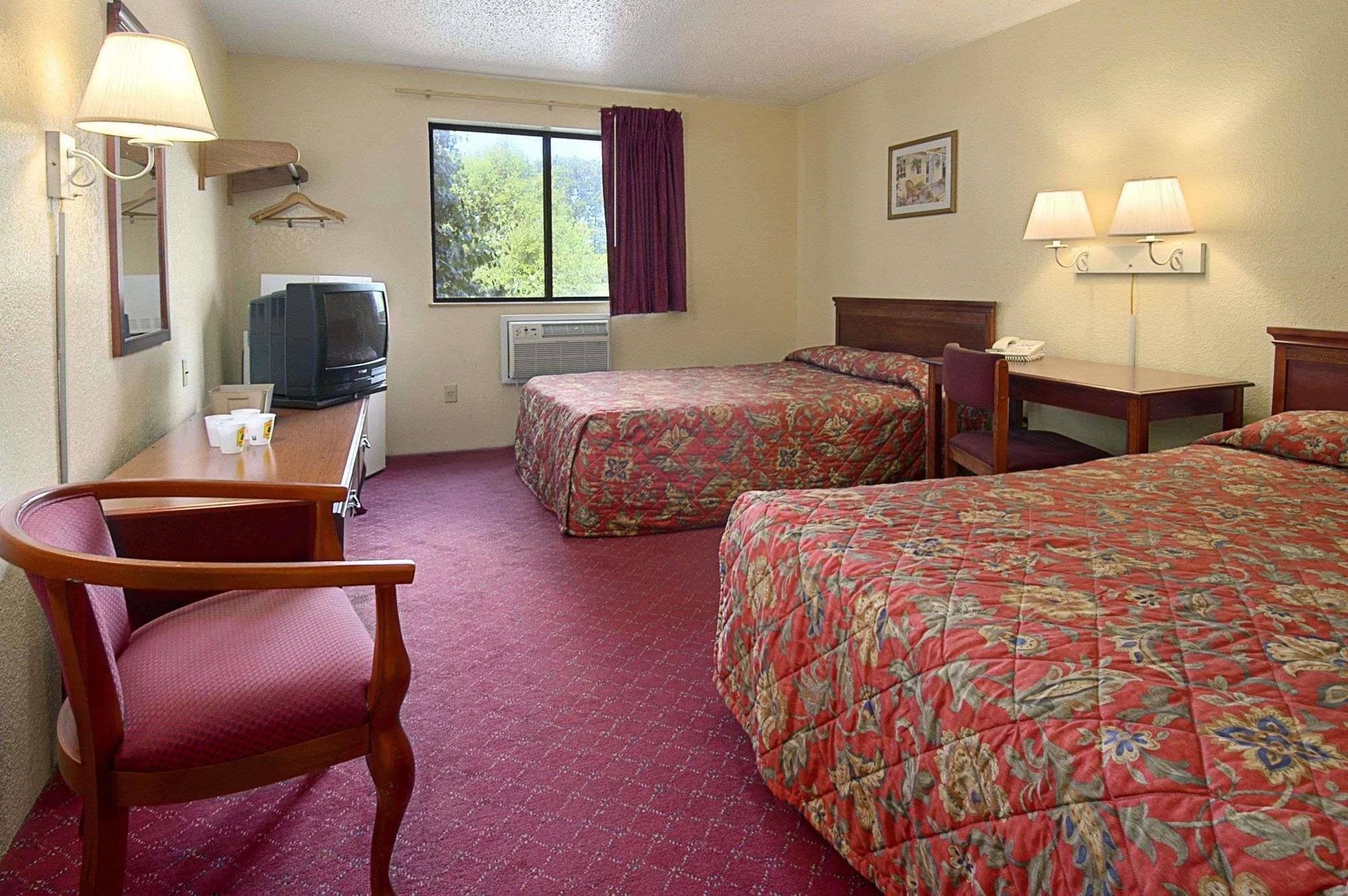 Super 8 By Wyndham Waldorf Motel Exterior foto